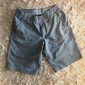 Mens Under Armour golf shorts- size 32